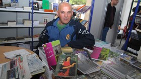 ندفع 110 دولار لعلبة الكتب الواحدة ويدفع المصريون 18 دولارا