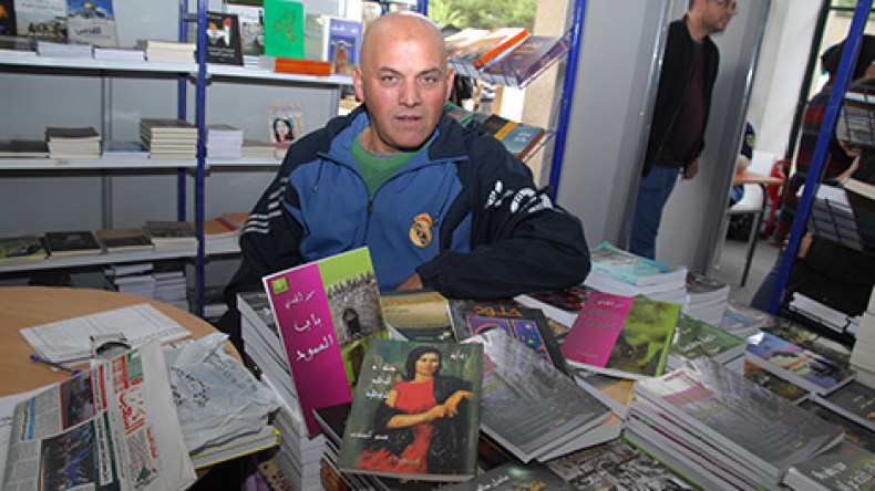 ندفع 110 دولار لعلبة الكتب الواحدة ويدفع المصريون 18 دولارا