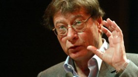 محمود درويش يعود من منفاه الأبدي إلى “ماما” الجزائر