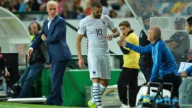 بِالفيديو: “شبح” بن زيمة يُطارد مدرب فرنسا في كازاخستان!