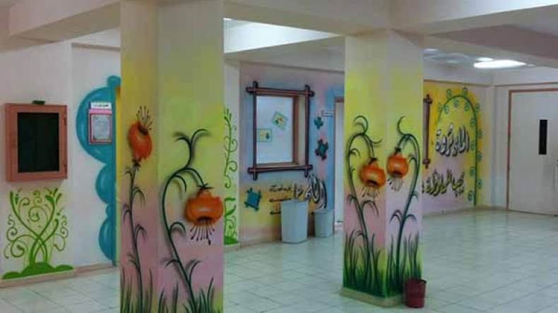 شاب من تبسة يتطوّع لتزيين مداخل المؤسسات التربوية بالبويرة