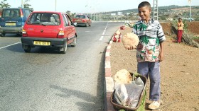 أطفال يبيعون كل شيء من أجل العيد