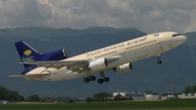 سعودي يؤخر إقلاع طائرة بسبب “مضيفة”