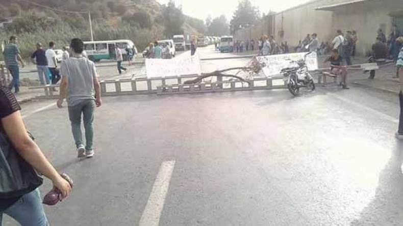 ملاك الأراضي يغلقون طريق بجاية – العاصمة