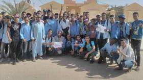 تلاميذ ثانوية برج عمر إدريس يحتجون أمام البلدية بسبب مشكلة النقل