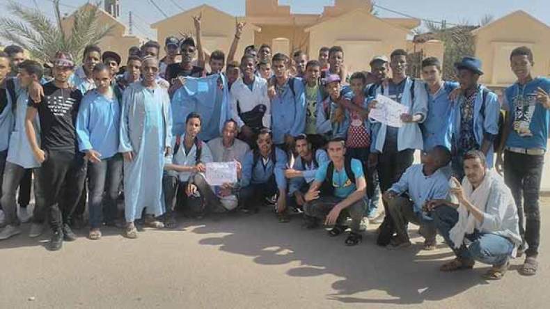 تلاميذ ثانوية برج عمر إدريس يحتجون أمام البلدية بسبب مشكلة النقل