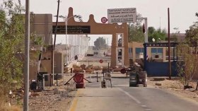 ليبيون بمعبر الدبداب ينتظرون الترخيص لهم بالمغادرة