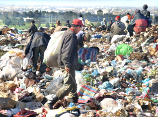 600 enfants vivent de la décharge publique de Oued Semar