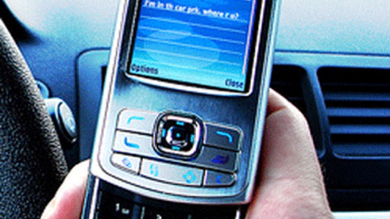 مؤذّن سعودي يفصل برسالة أس أم أس