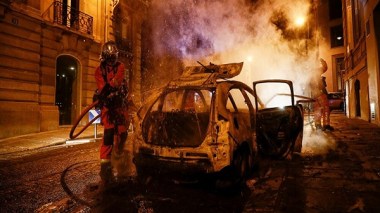 Défaite du PSG en Ligue des champions: les Champs-Élysées entre gaz et fumigènes