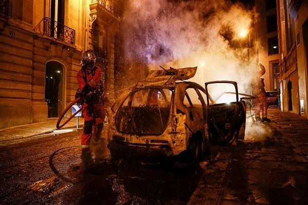 Défaite du PSG en Ligue des champions: les Champs-Élysées entre gaz et fumigènes