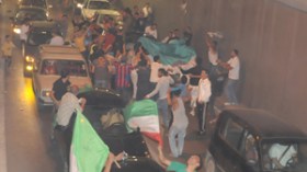 رجال ونساء وعائلات يغزون وكالات السفر والعرض محدود