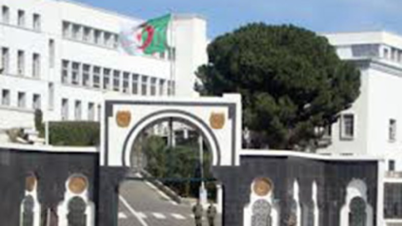 وزارة الدفاع الوطني: قايد صالح ولودريان تباحثا حول الوضع الأمني في الساحل