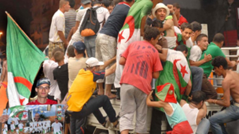 مليونا جزائري يطلبون تذاكر السفر لغزو ملعب المريخ