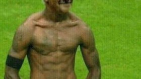 دال بوسكي يستعرض عضلاته على طريقة بالوتيلي!