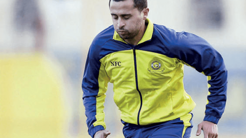 معلمة سعودية توزع أجهزة “آيفون” نكاية في دلهوم ورفقائه