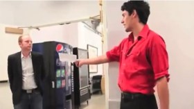 أحضر فرقة موسيقية ليعلن استقالته