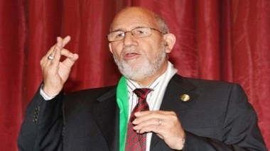 Debal menace de démissionner