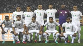 المنتخب الوطني بلباس أبيض خلال مواجهة البوسنة