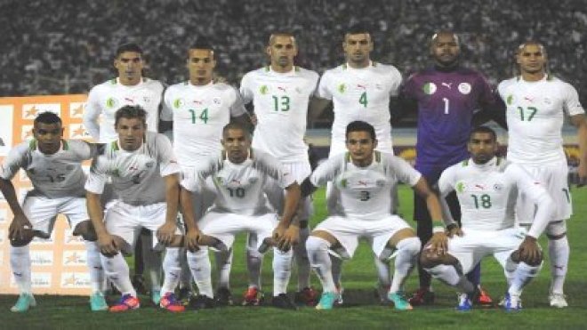 المنتخب الوطني بلباس أبيض خلال مواجهة البوسنة