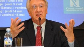 باريس تغازل الجزائر عبر بوابة اليسار