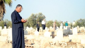 مواطنون فضلوا زيارة المقابر يومي العيد!