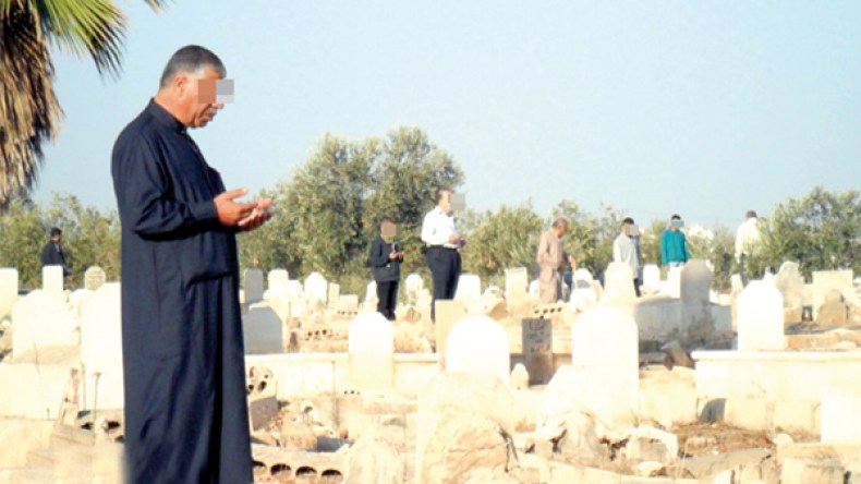 مواطنون فضلوا زيارة المقابر يومي العيد!