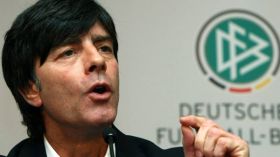 جواكيم لوف: مولر سيكون سما قاتلا على دفاع المنتخب الجزائري