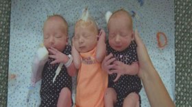 اكتشفت أنها حامل وبثلاثة توائم خلال المخاض