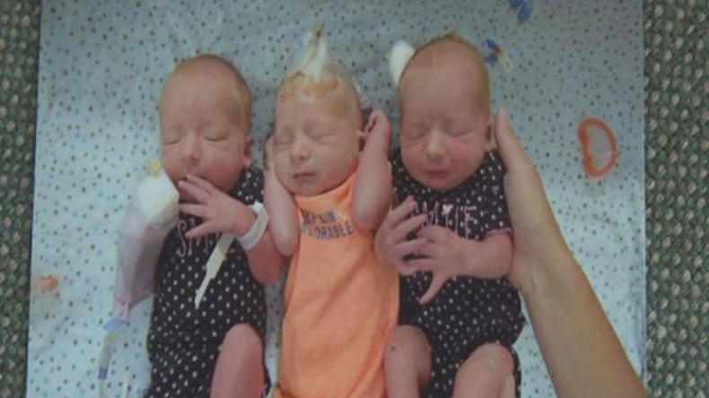 اكتشفت أنها حامل وبثلاثة توائم خلال المخاض