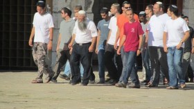 جماعات يهودية متطرفة تقتحم باحات المسجد الأقصى