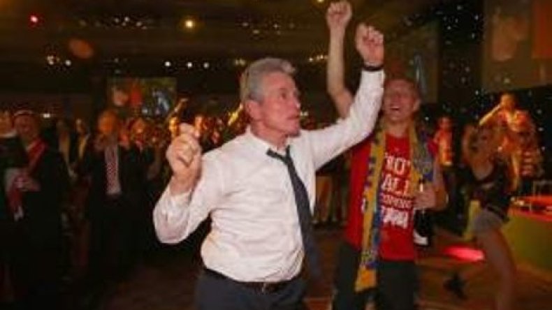 مدرب البايرن يدع الخجل جانبا ويقتحم غمار الرقص!