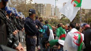 Enquête sur une vidéo montrant un policier prendre à tabac un manifestant