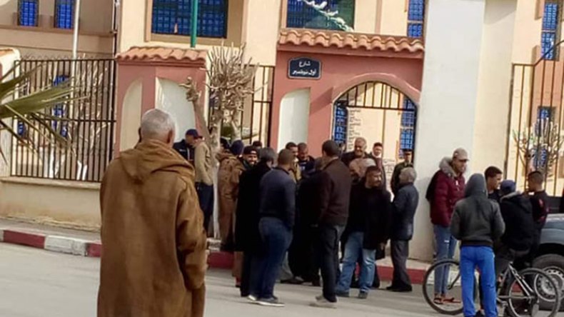 محتجون يغلقون مقر بلدية الدهاهنة بالمسيلة بالسلاسل