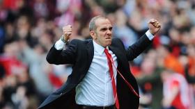 مدرب سندرلاند: أي لاعب يستعمل الهاتف النقال سأرميه في البحر!