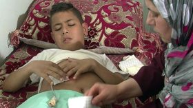 ضياء الدين عمره 13 سنة وفي جسده 13 عملية جراحية