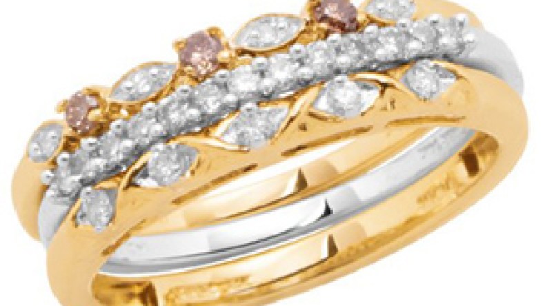 أمريكي‮ ‬يتعرض‮ ‬لسرقة‮ ‬خاتمه‮ ‬المصنوع‮ ‬بالألماس‮ ‬من‮ ‬طرف‮ ‬3‮ ‬جزائريات