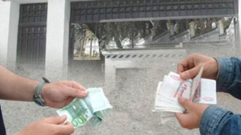 الدينار يسترجع هيبته أمام الأورو وشح الدولار يرفع سعره