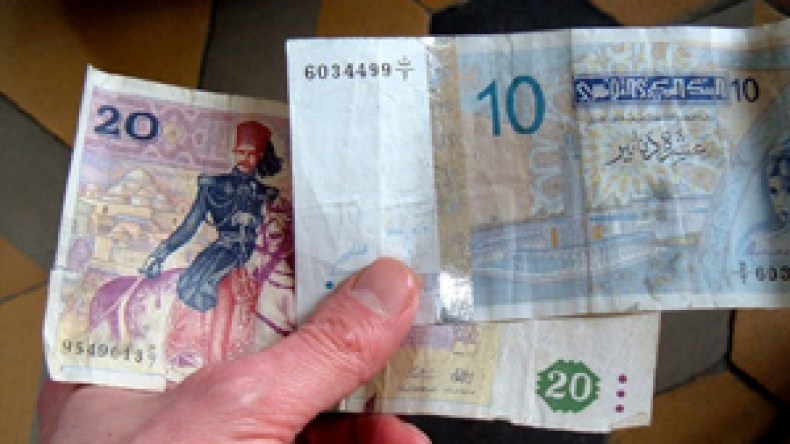 اختفاء‭ ‬تجار‭ ‬العملة‭ ‬في‭ ‬تونس‭ ‬والدينار‭ ‬التونسي‭ ‬يسترجع‭ ‬قيمته