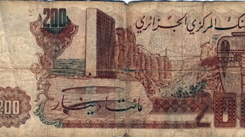 سحب الأوراق النقدية الصادرة في عهد “الشاذلي” من التداول