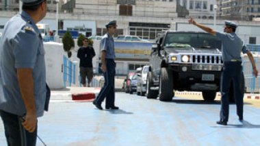 Interminables chaînes d’immigrés algériens devant les agences de voyage