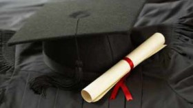 شابة في العقد الرابع تحمل 45 شهادة عليا