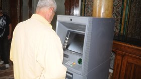 مواطنون “يحرقون” الموزعات البريدية الآلية و”يتلفون” النقود!