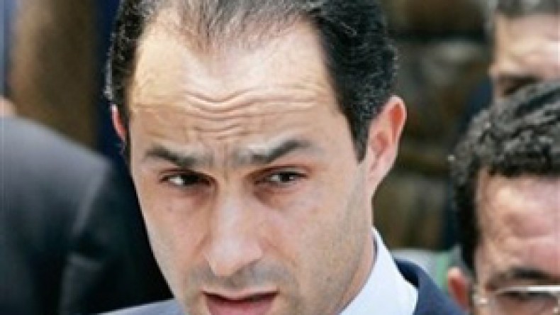 “معاريف” : مبارك سيعتزل ويحاول نقل الحكم إلى نجله جمال