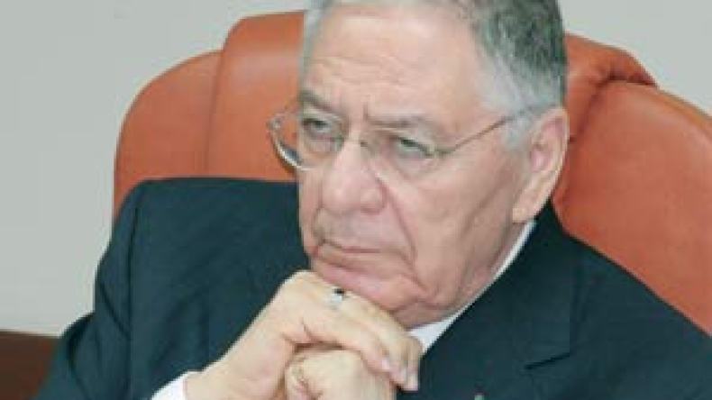 ولد عباس يشدد على التحقيق بشأن المنكوبين المزيفين