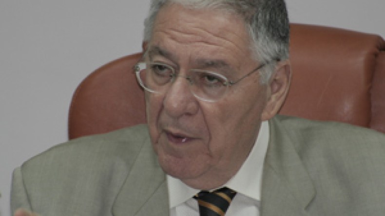 ولد عباس: قضية الدبلوماسي حساني غرزت “شوكة” في العلاقات الفرنسية الجزائرية