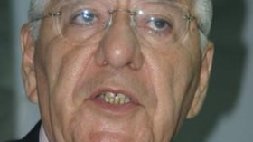 ولد عباس ينسق مع الحكومة المصرية لترحيل 14 عائلة من غزة