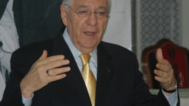 ولد عباس يُعيد تاج إتحاد الأطباء العرب للمصري أبو الفتوح!