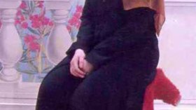 رُحلت إلى فرنسا فجردها والدها من الوثائق وشردها في الشارع