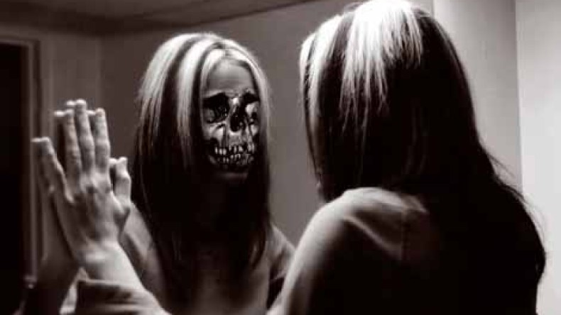 جنية‭ ‬كافرة‭ ‬تهددني‭ ‬بسجن‭ ‬‮”‬غوانتنامو‮”‬‭ ‬إن‭ ‬صرفتها‭ ‬عني‭!!‬